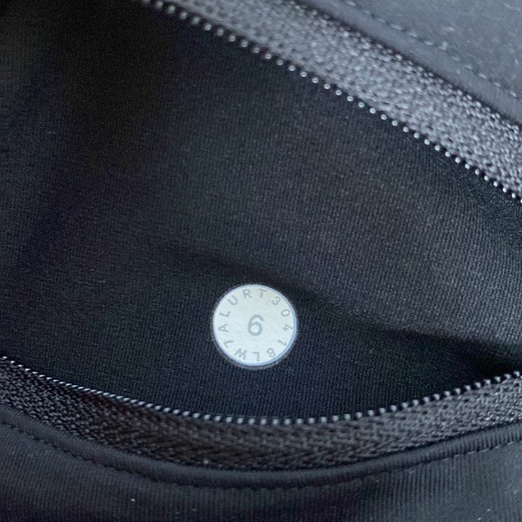 Athletic Lululemon shorts black and pink - Picture 7 of 7